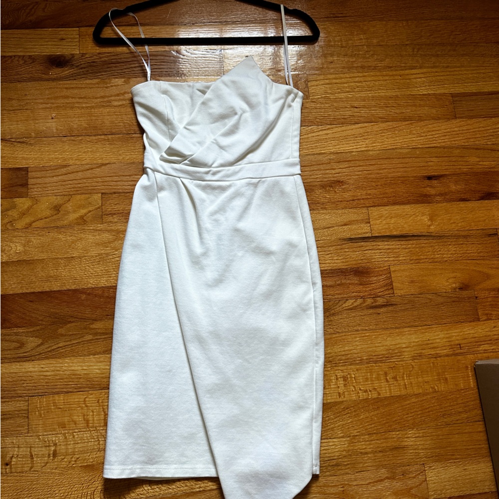 Lulu’s strapless white dress
